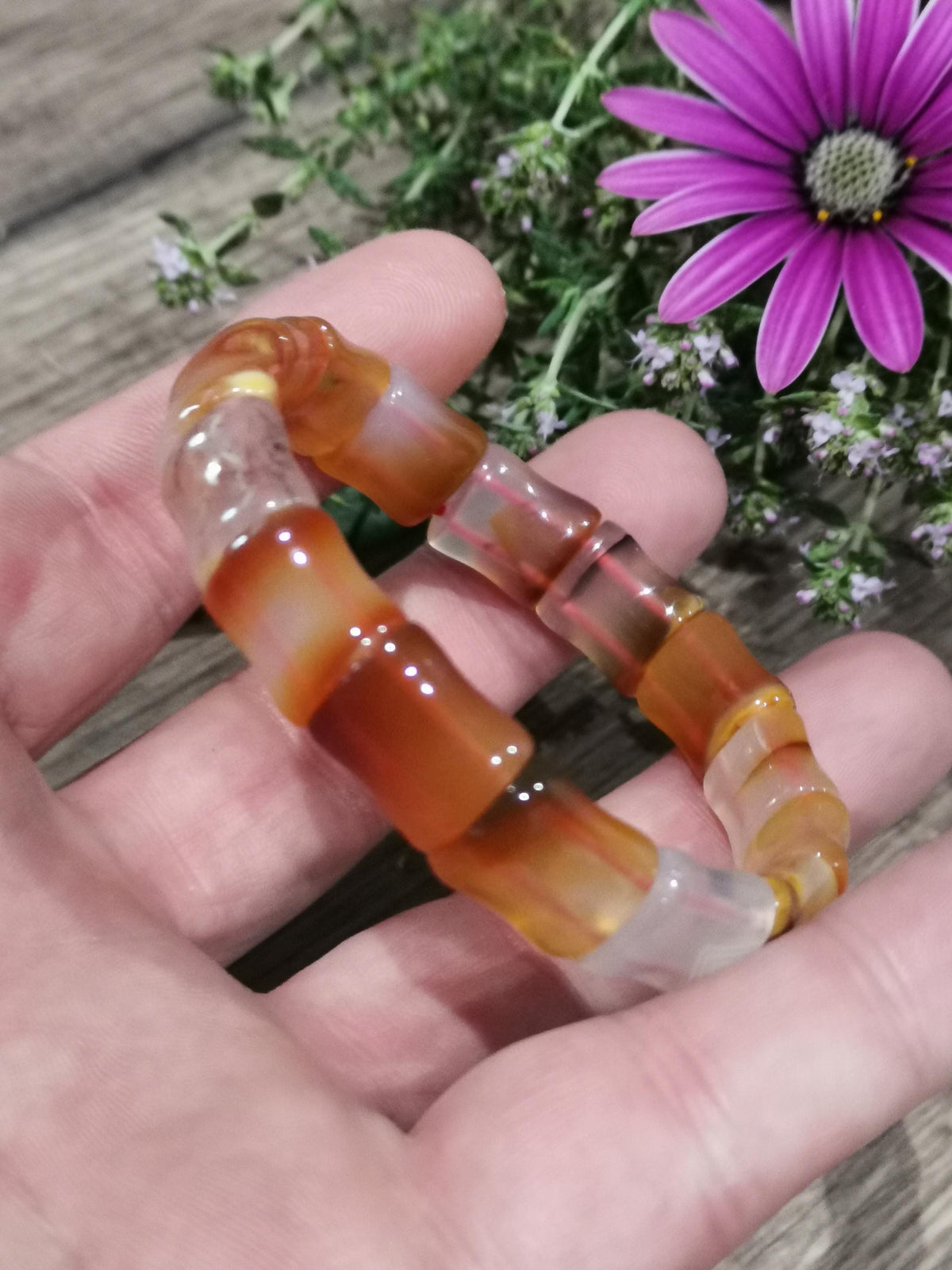 Orange karneolagat, Armband med benformade pärlor , För handled 17 / 17.5 Cm