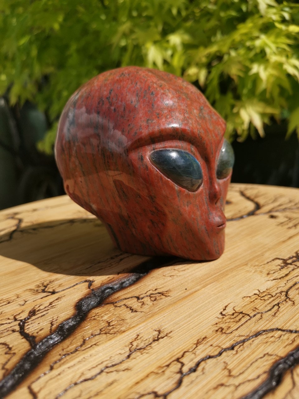 Crânio alienígena de Roswell em granito vermelho e labradorite · Pedra natural XL