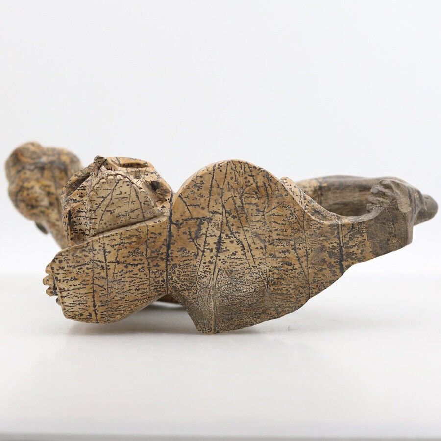 Felino su teschio in diaspro paesaggio · Scultura in pietra naturale