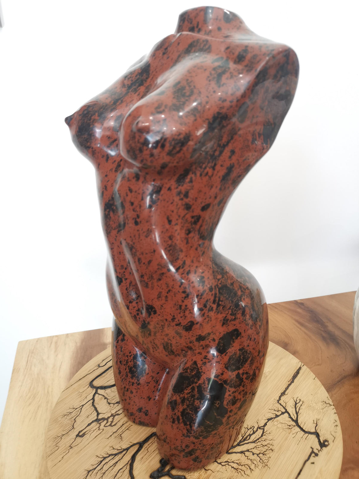 Buste XXL + 17 KG , Corps de femme en Obsidienne Rouge , Obsidienne Acajou