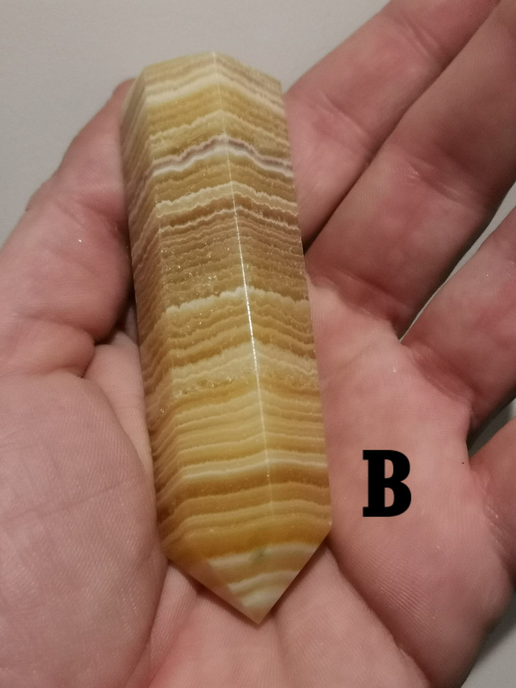 Calcite Jaune Miel a bande , Tour , Obélisque de collection / Pointe de Guérison