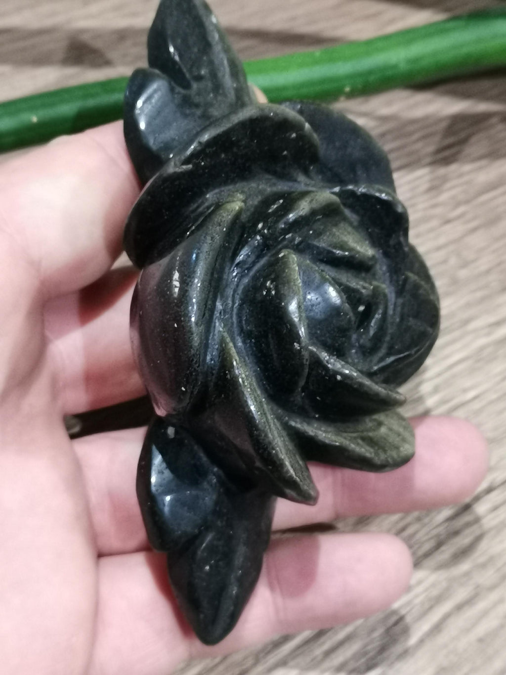 Gyllene obsidian -> Skulptur i natursten som föreställer en ROSA, en blomma som symboliserar renhet, skönhet, uppriktighet och fred