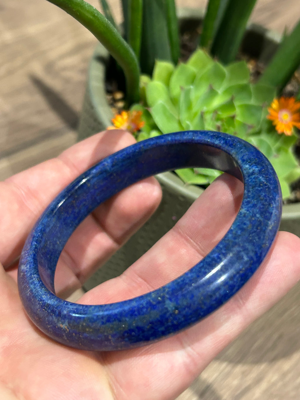 Lapis lazuli -- > Starre BORGARM, binnendiameter 64 mm, zeldzaam en van mooie kwaliteit, natuursteen