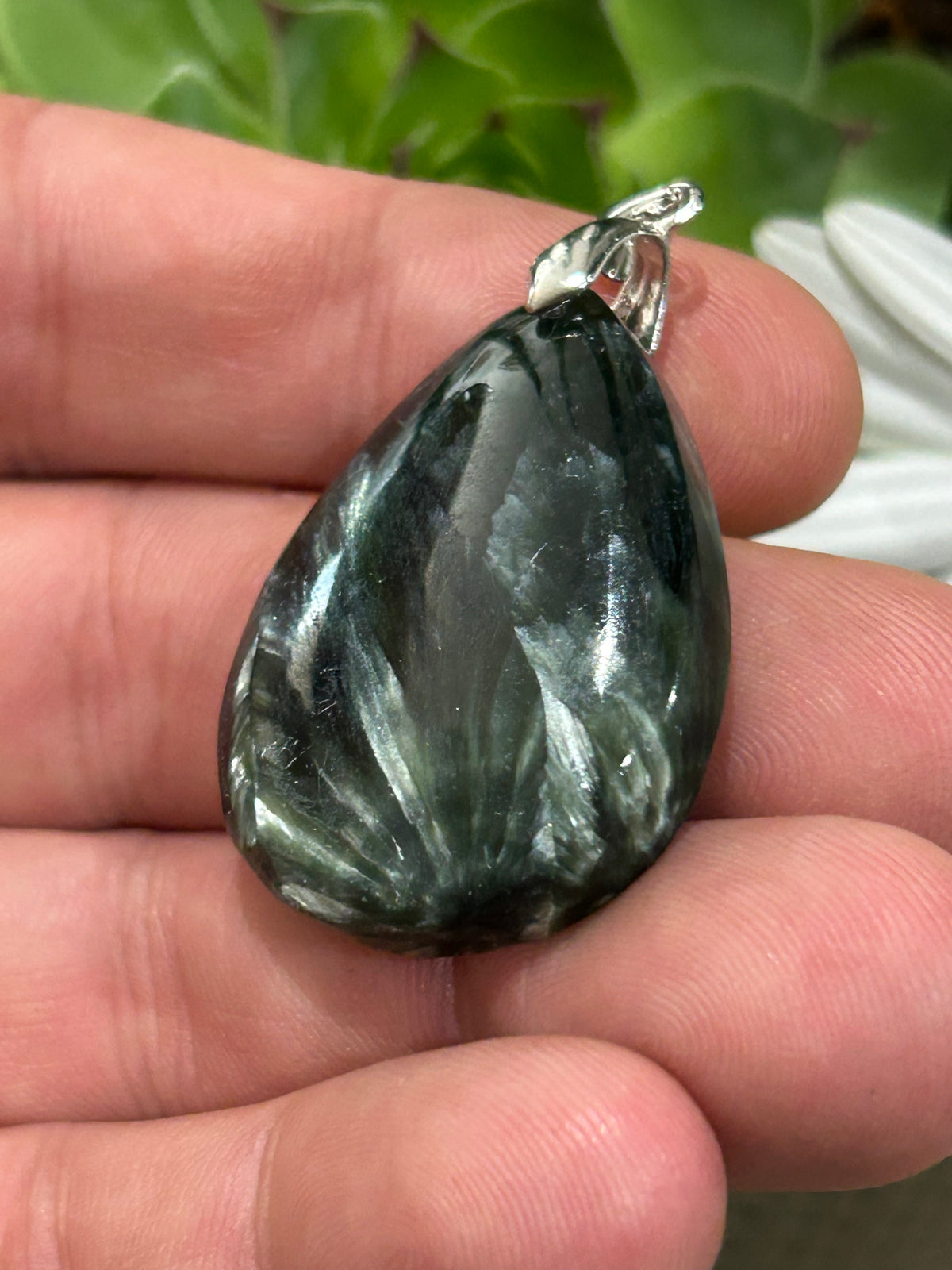 Pendentif goutte en séraphinite de Russie – 13 g