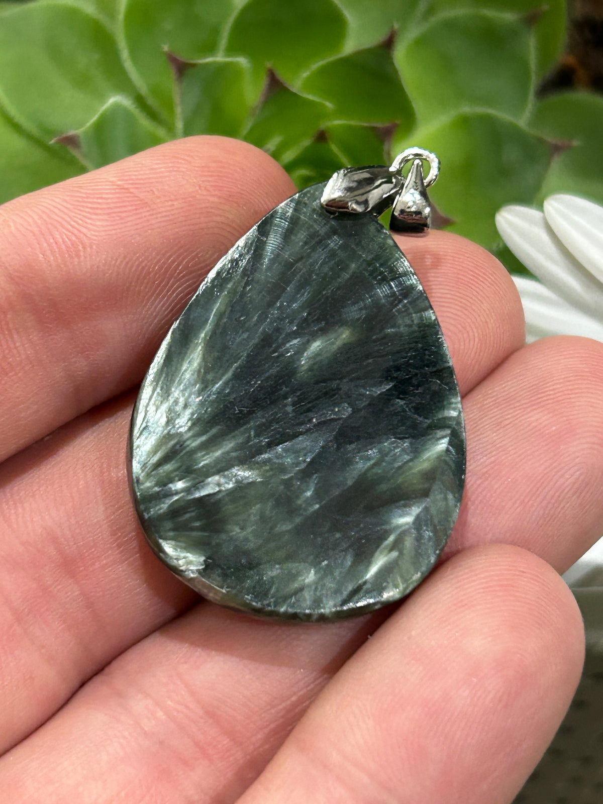 Pendentif goutte en séraphinite de Russie – 13 g