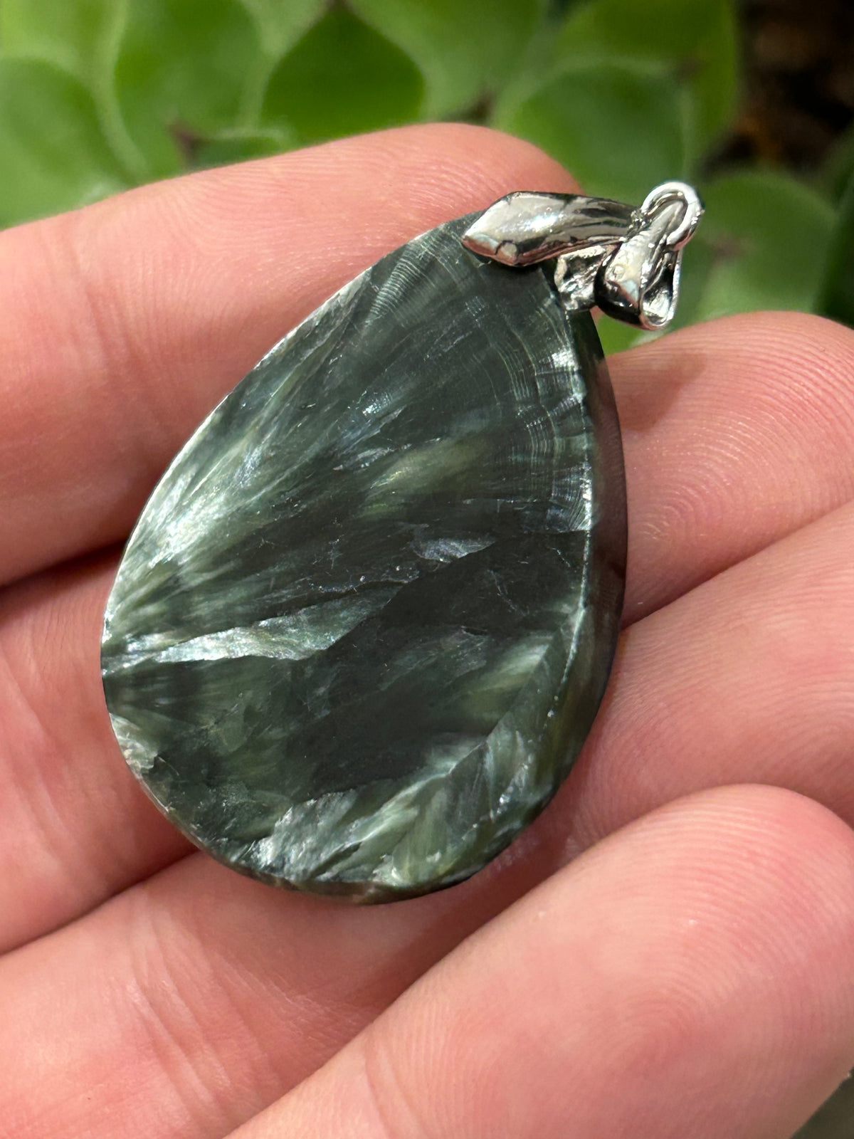 Pendentif goutte en séraphinite de Russie – 13 g