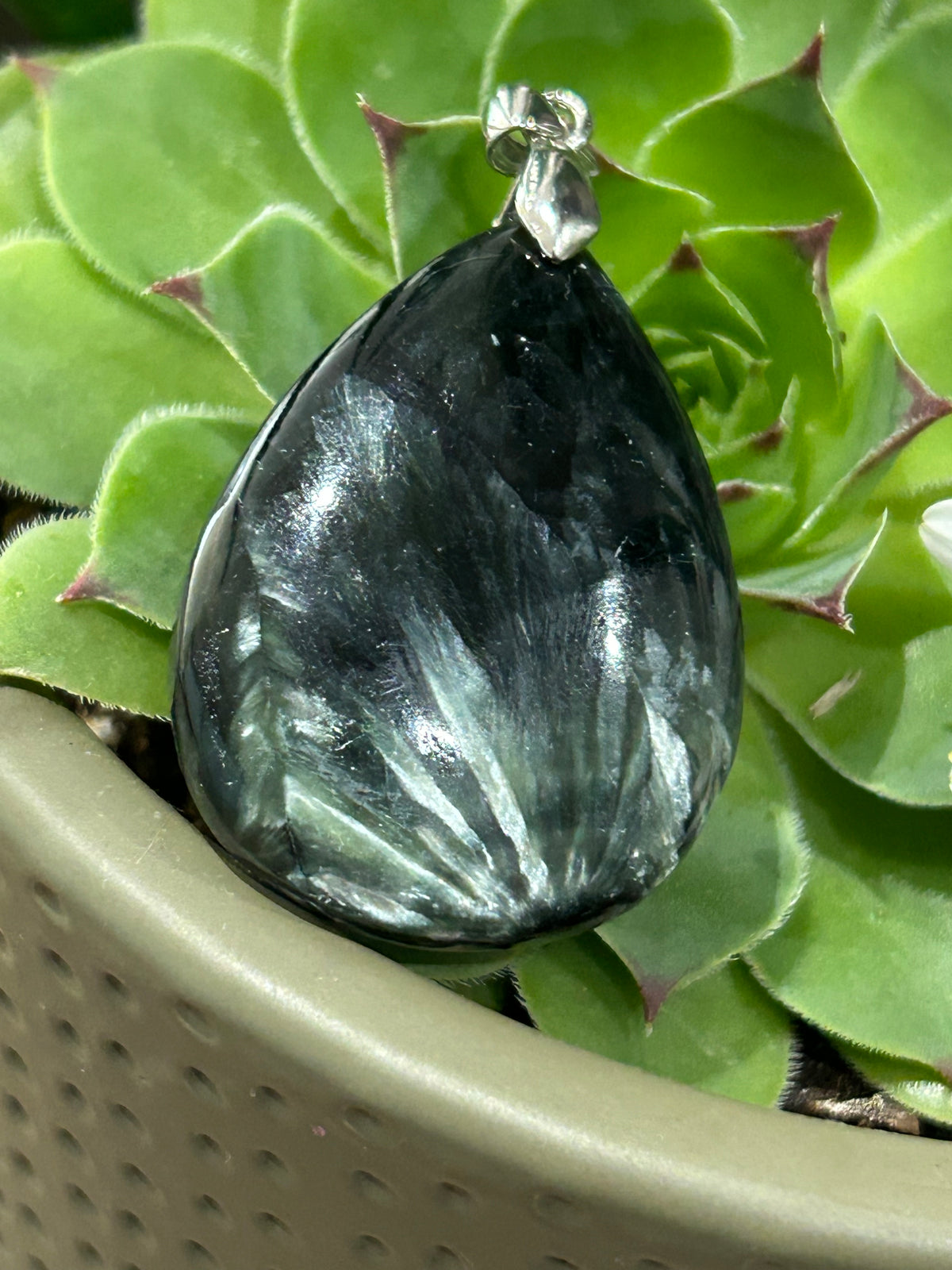 Pendentif goutte en séraphinite de Russie – 13 g