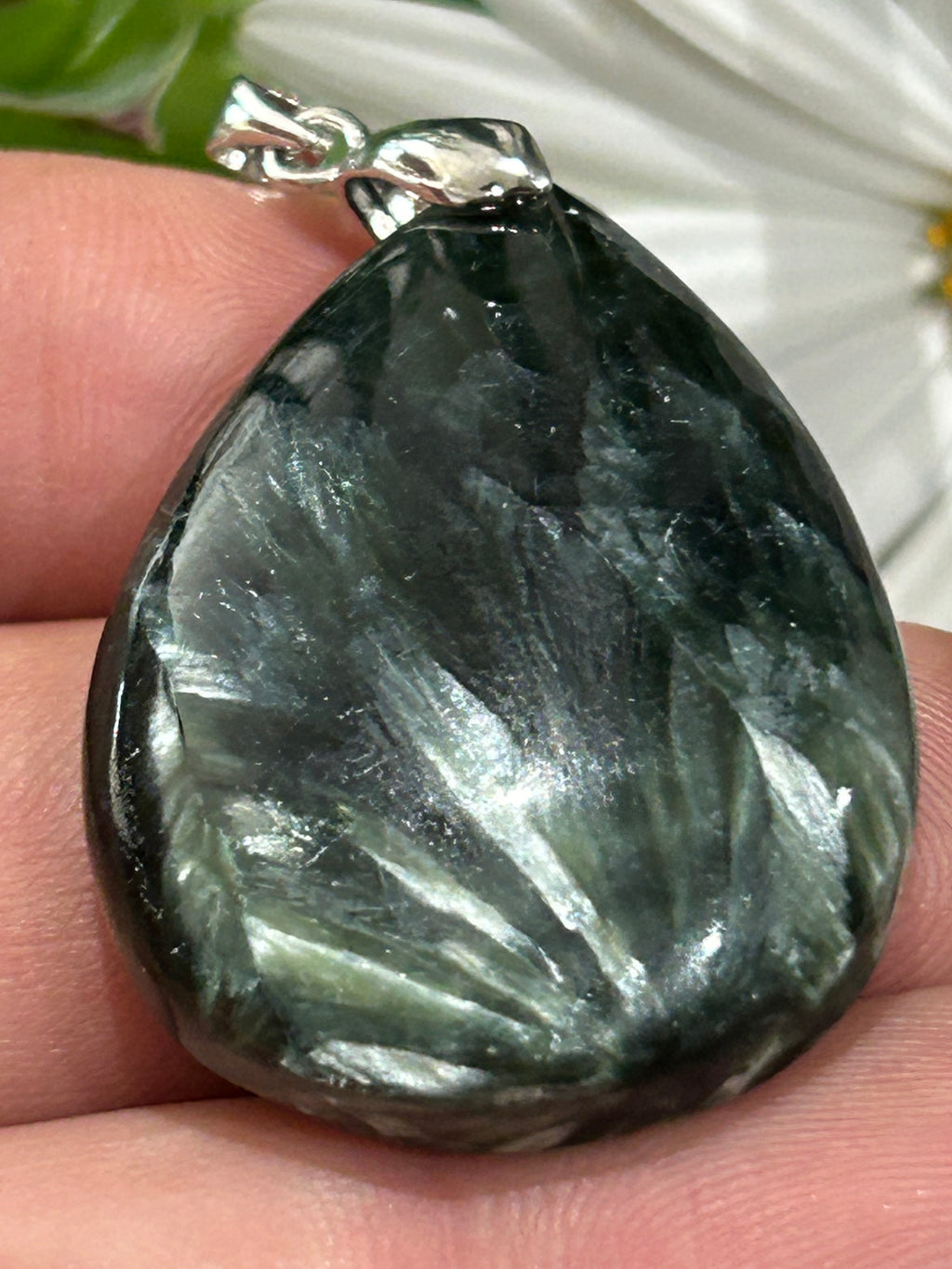 Pendentif goutte en séraphinite de Russie – 13 g