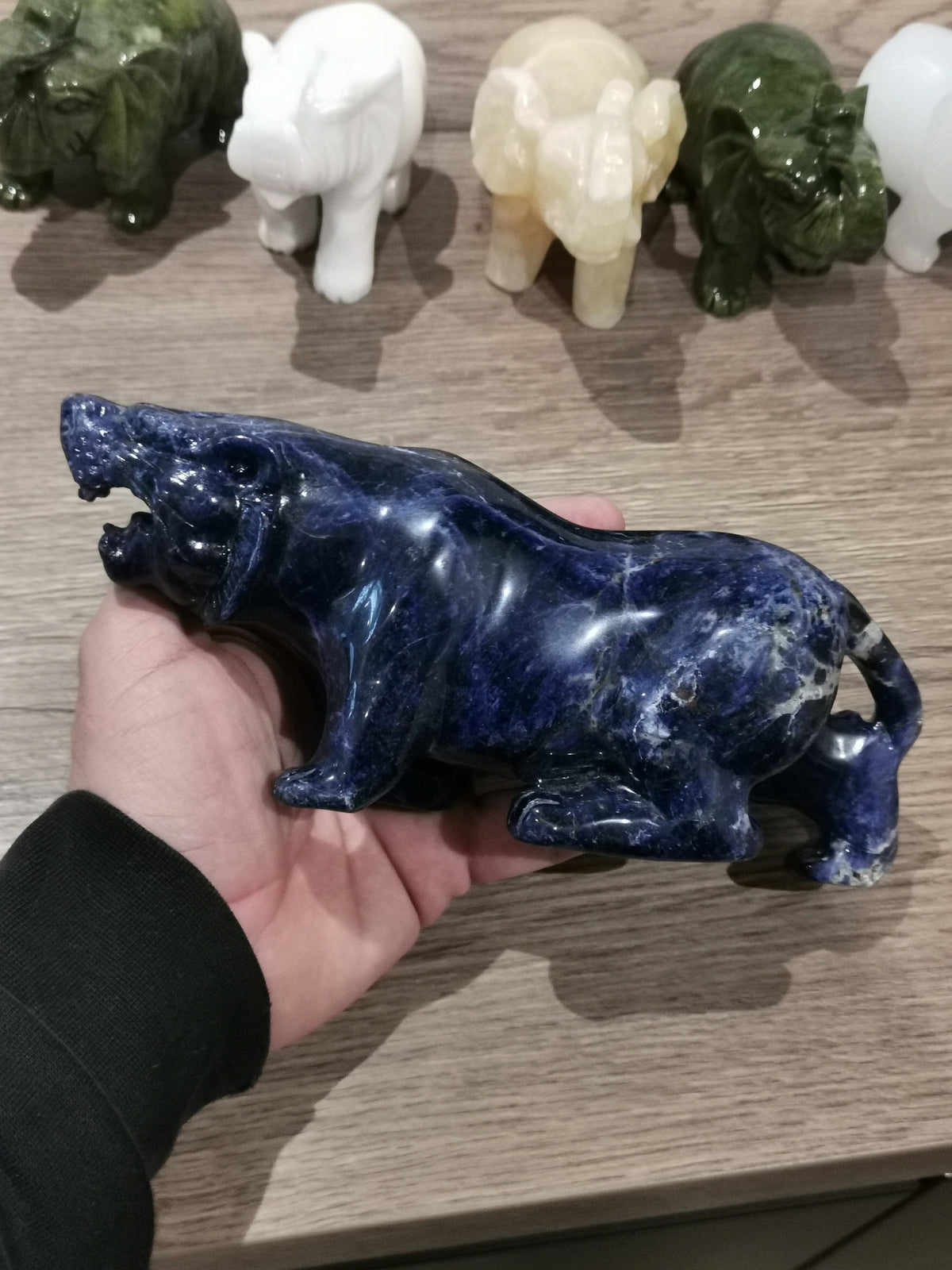 Tigre du Bengale en sodalite bleu nuit, 923 g /  Animal en Pierre naturelle