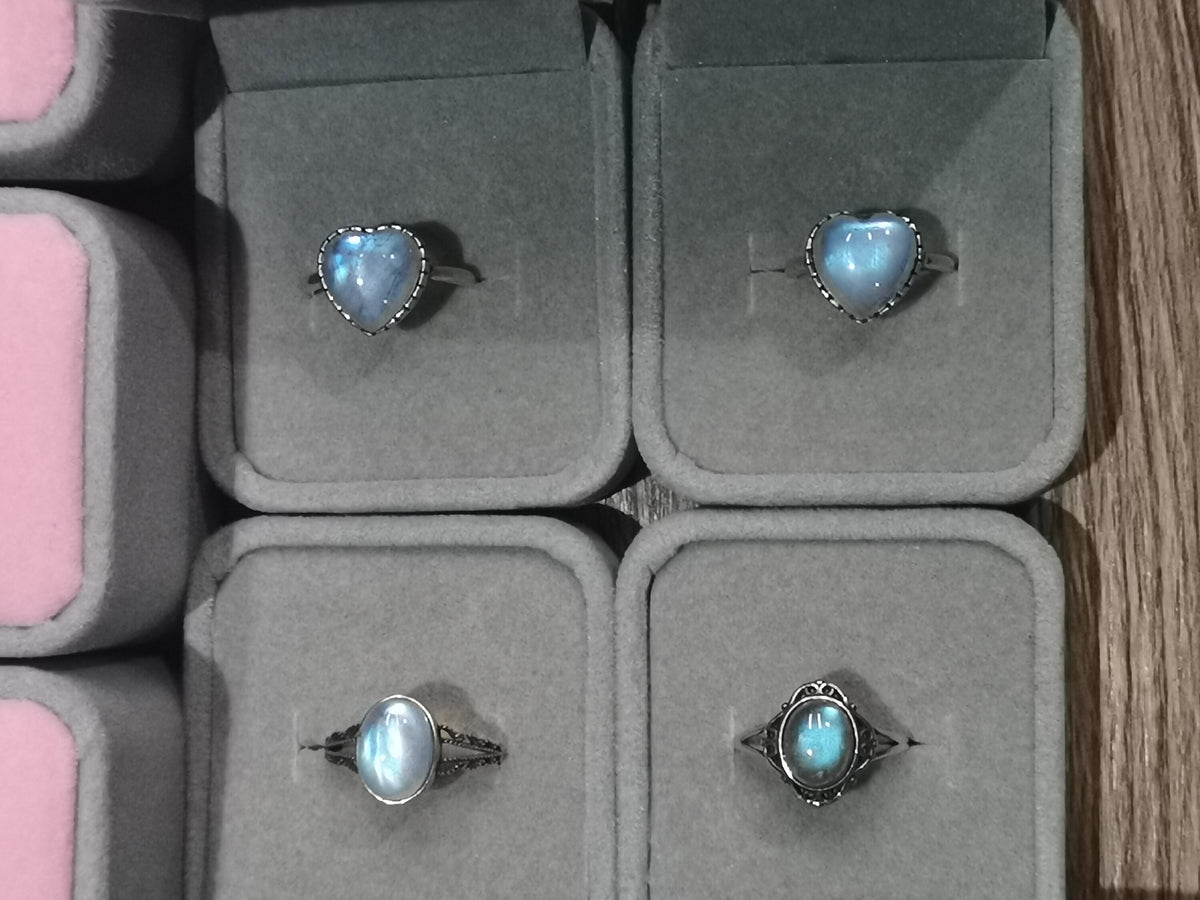 Blauer Mondstein, wahlweise als 925er-Silberring, größenverstellbar