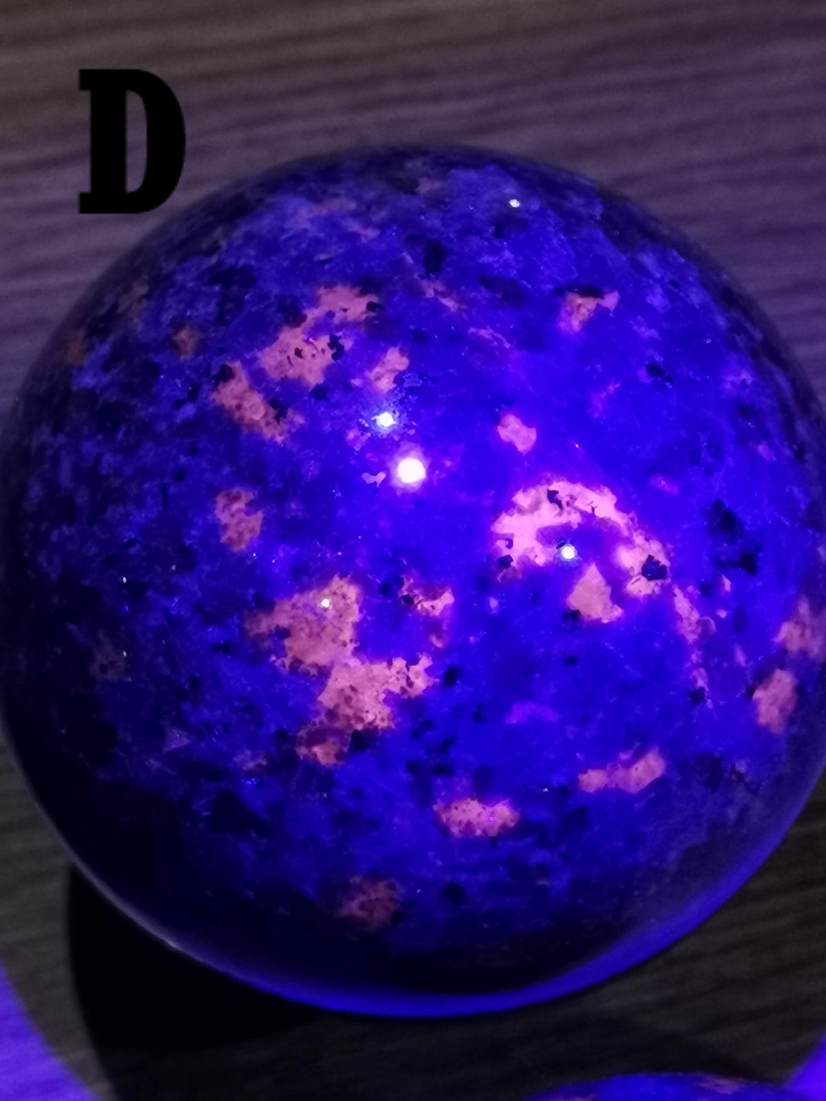 Yooperlite , piedra natural Fluorescente bajo lámpara UV , ESFERA a ELECCIÓN , Colección top