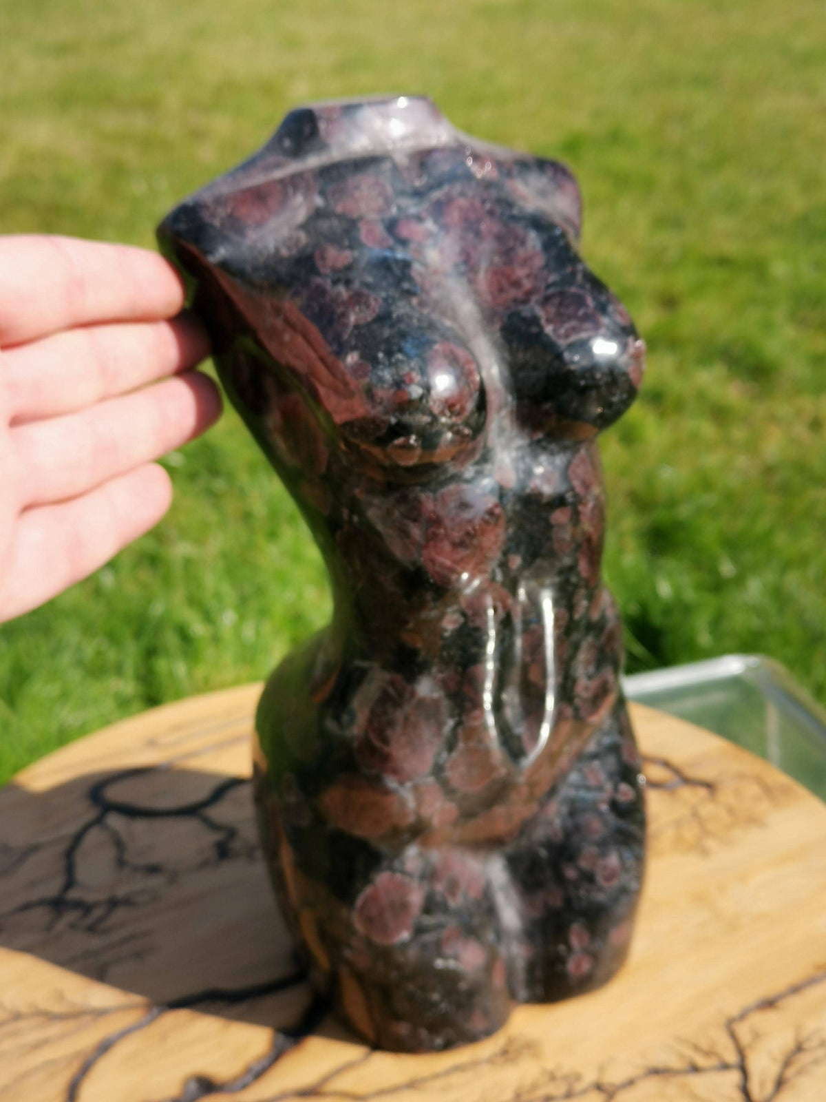 Busto XL, Corpo de mulher em granada almandina, 5,9 kg, estátua em pedra natural