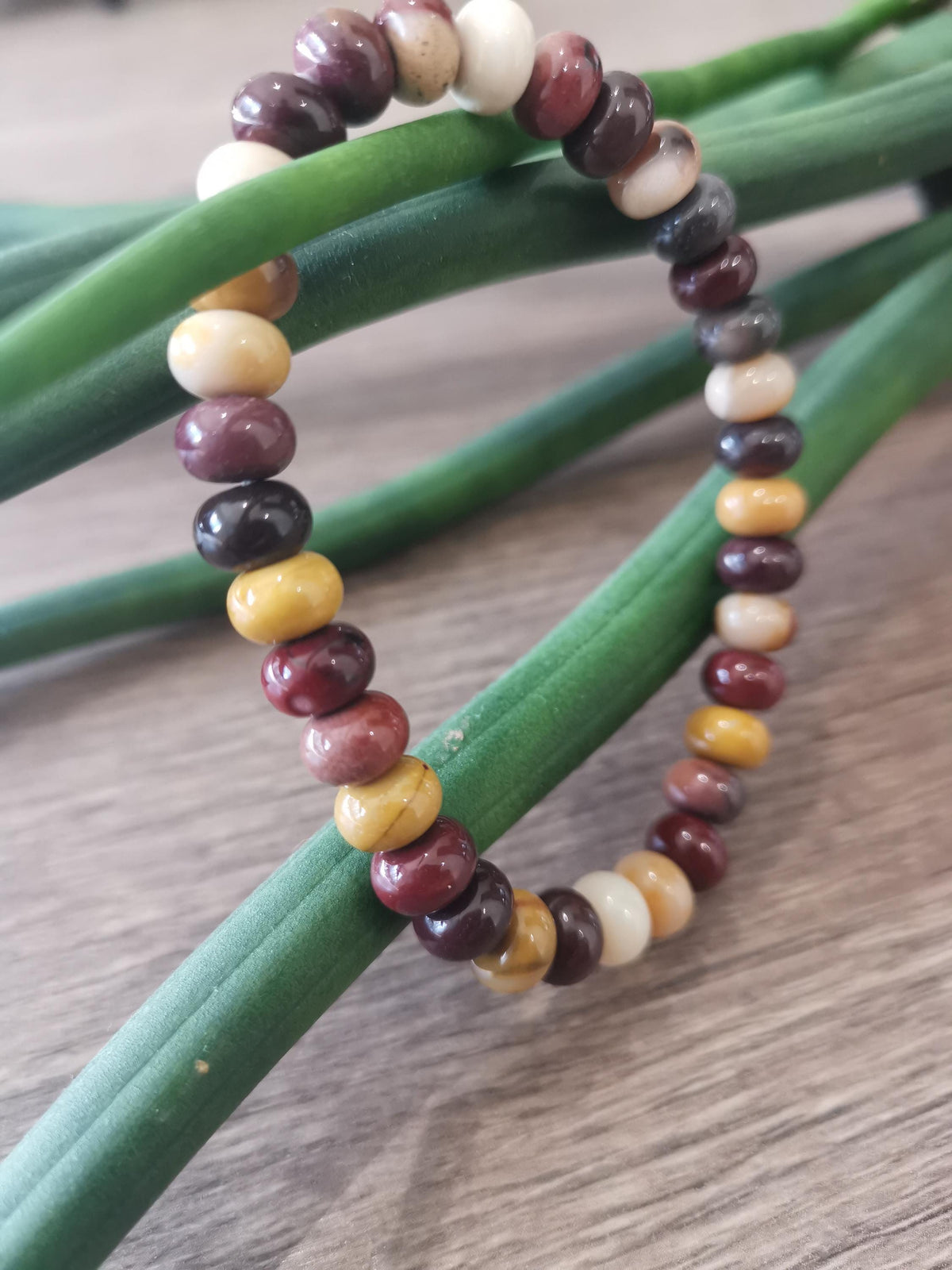 Jaspis Mookaite , mookaite / Armband met donutvormige kralen / Elastisch koord en natuurlijke halfedelsteen