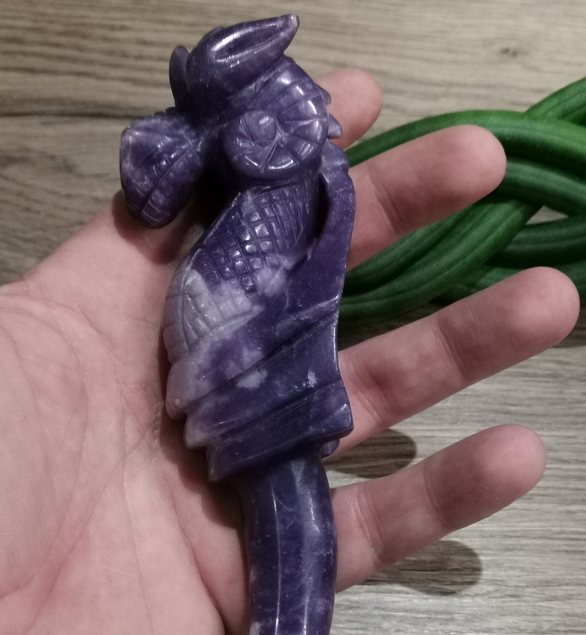 Dague sculptée en pierre naturelle – Dragon-bélier, quatre pierres au choix