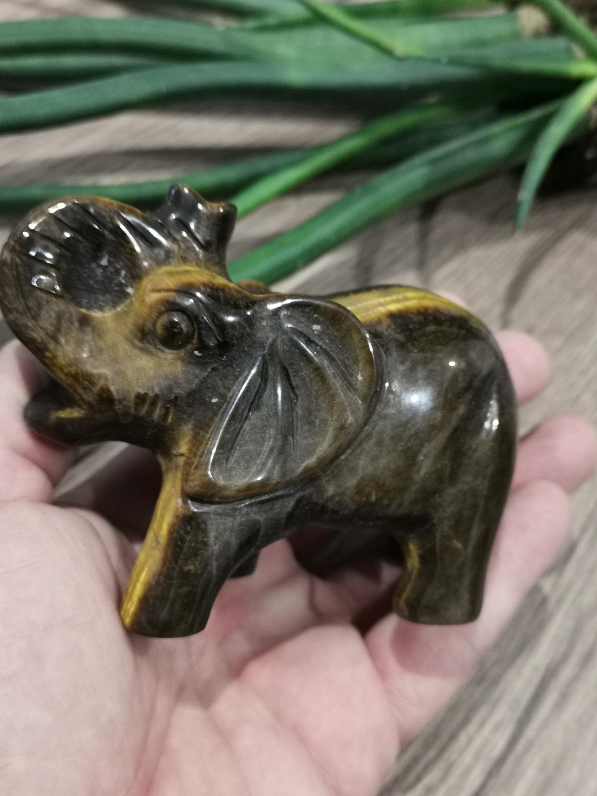Tiger's eye, elephant sculpture -> 395 grams, Statue, Carved minerals