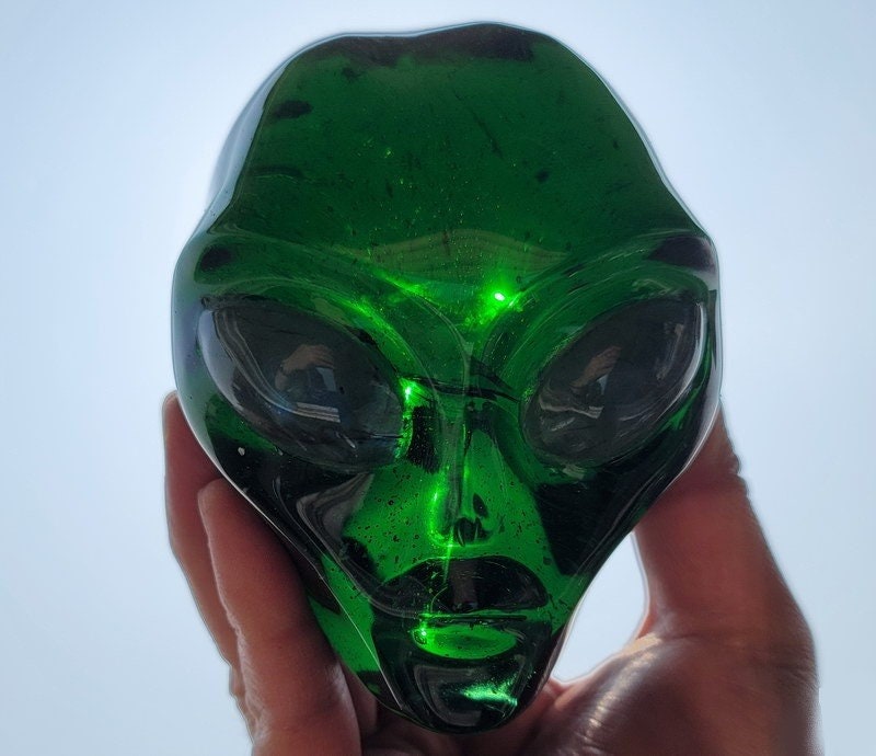 Crâne alien Roswell en hélénite verte et labradorite · XL
