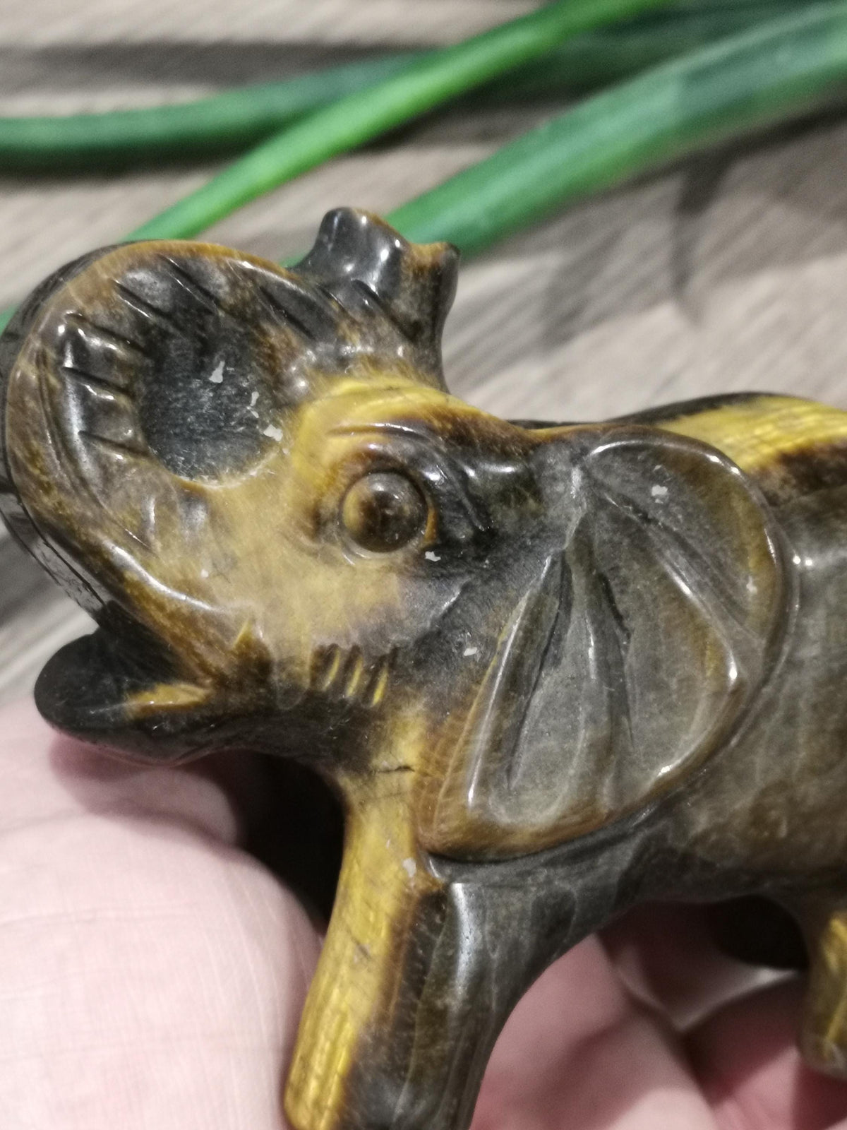 Tiger's eye, elephant sculpture -> 395 grams, Statue, Carved minerals