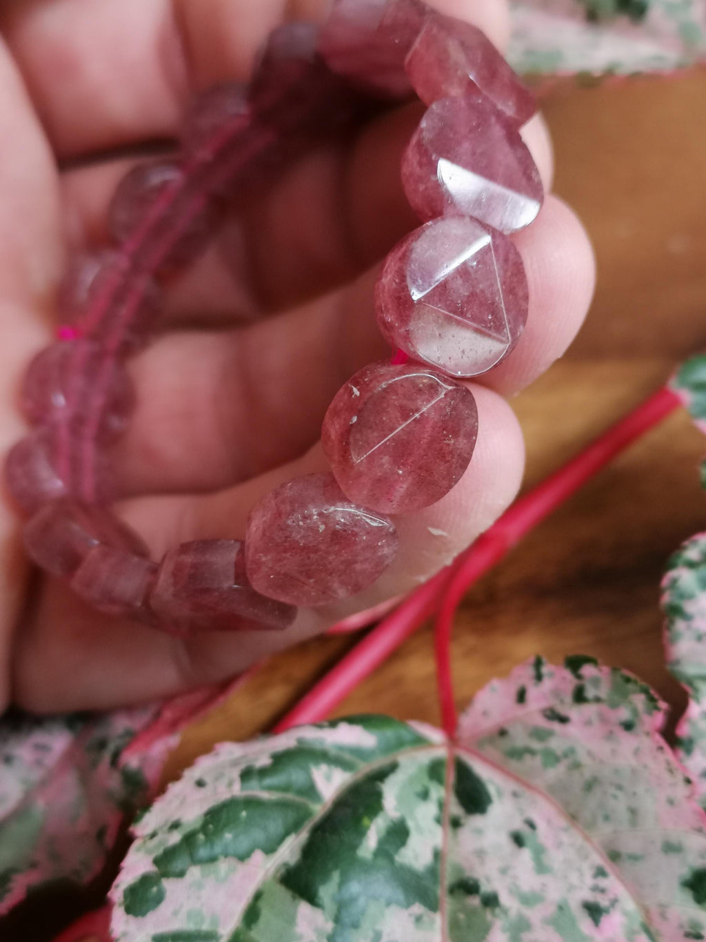 Armband van Madagaskar-aardbeikwarts – Gefacetteerde kralen