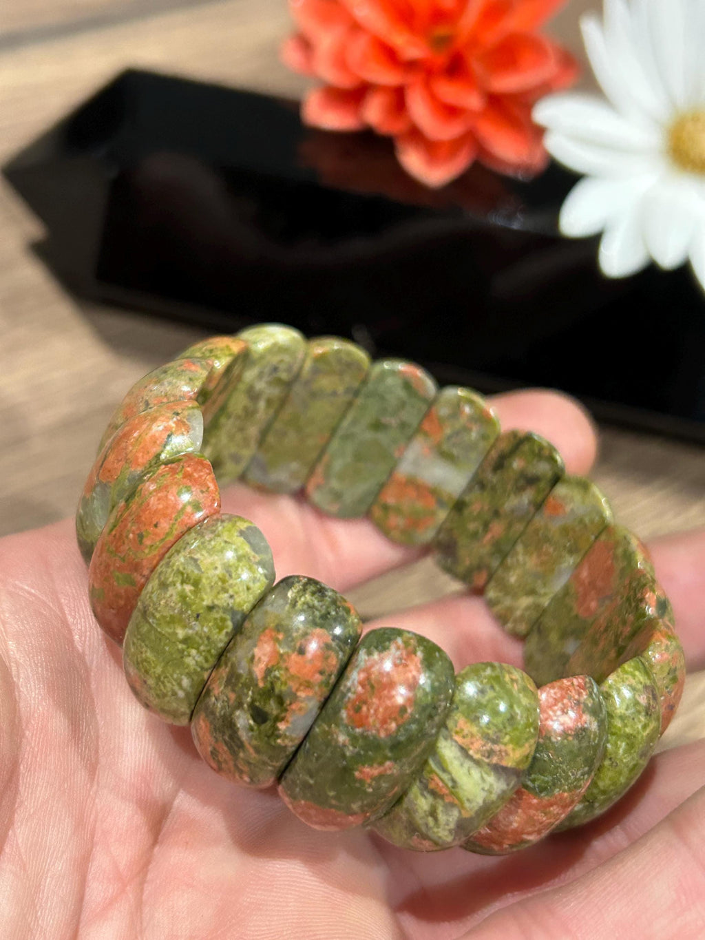 Pulsera de unakita · Cuentas de piedra natural en forma de media luna