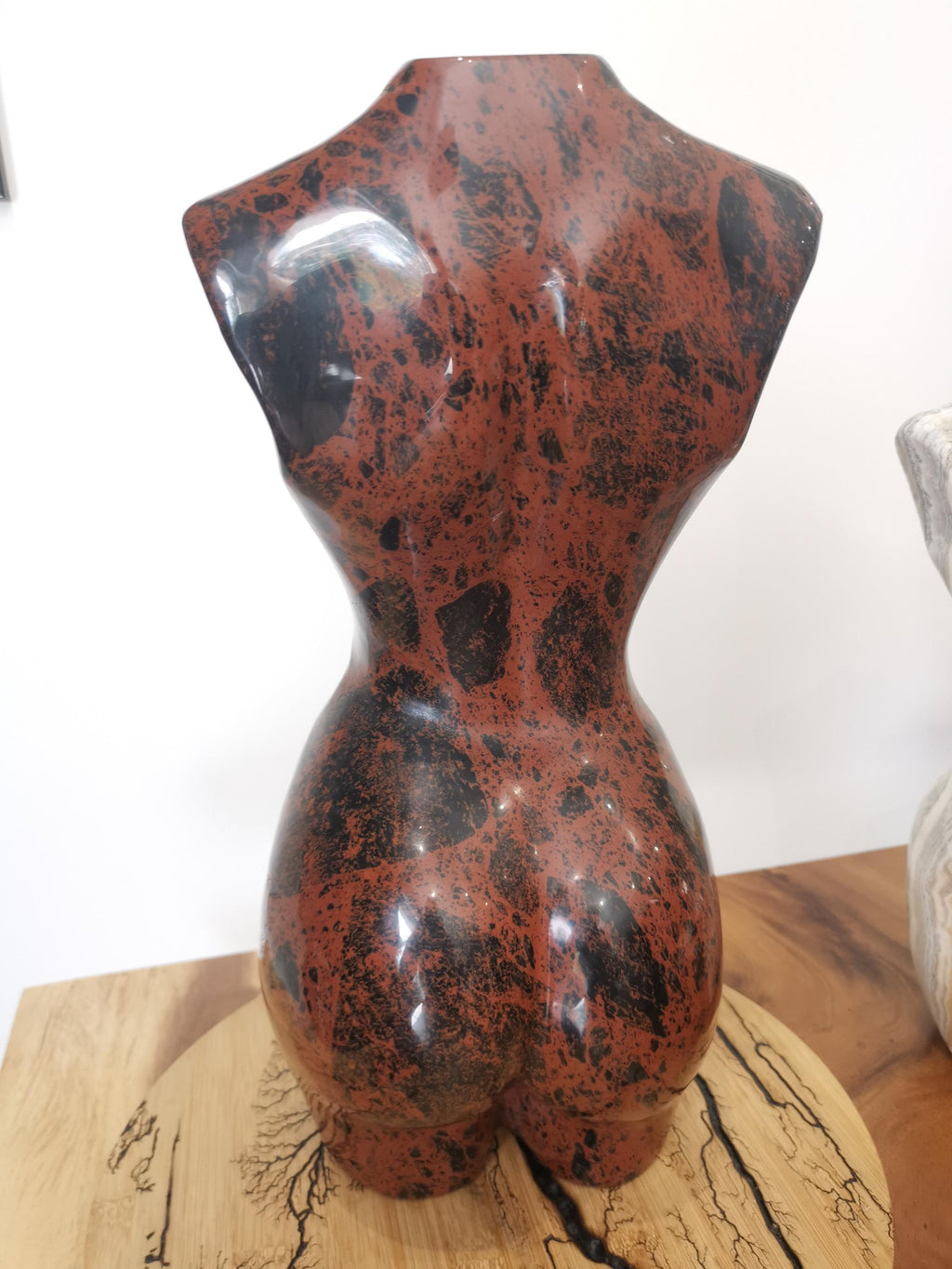 Buste XXL + 17 KG , Corps de femme en Obsidienne Rouge , Obsidienne Acajou