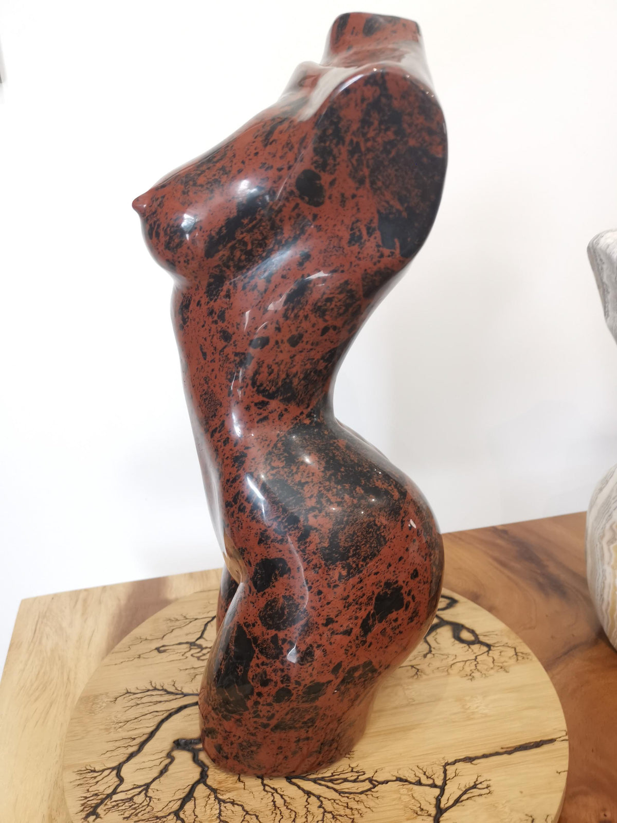 Buste XXL + 17 KG , Corps de femme en Obsidienne Rouge , Obsidienne Acajou