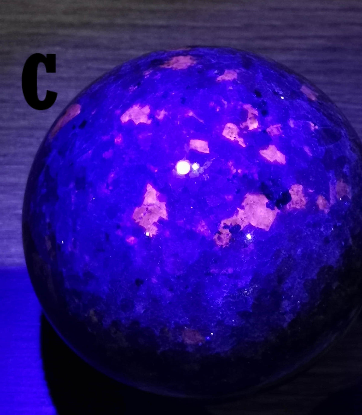 Yooperlite , piedra natural Fluorescente bajo lámpara UV , ESFERA a ELECCIÓN , Colección top