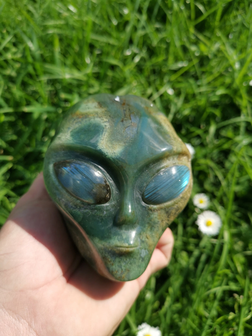Cráneo alienígena de ágata musgosa acuática y labradorita · Piedra natural XL