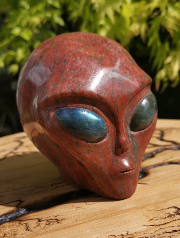 Crâne alien Roswell en granit rouge et labradorite · Pierre naturelle XL