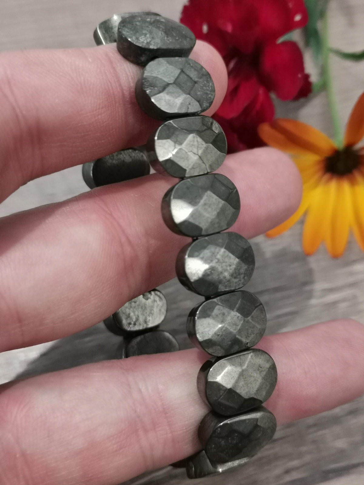 Pulseira em pirite dourada do Peru · Contas ovais facetadas