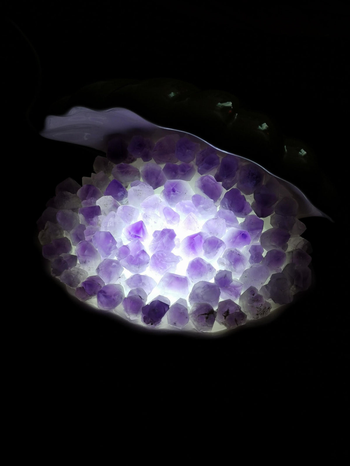 Lampe en améthyste – Forme d’huître perlière