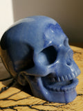 Sänger-/Lacher-Schädel aus blauem Aventurin · Naturstein