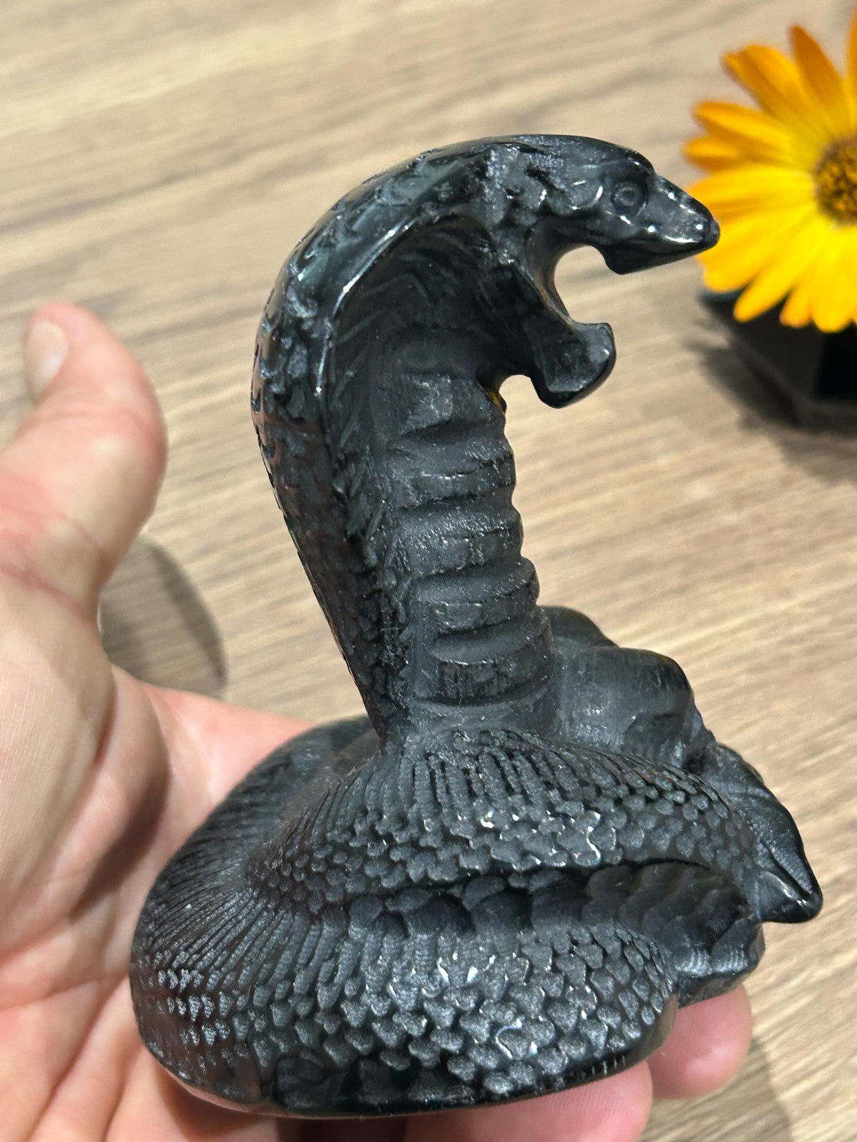 Slang van zwart obsidiaan / Sculptuur 500 gram op natuursteen
