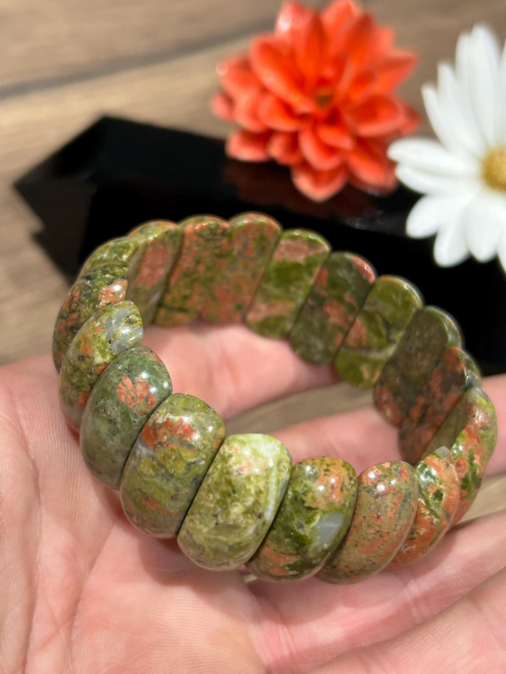 Pulsera de unakita · Cuentas de piedra natural en forma de media luna