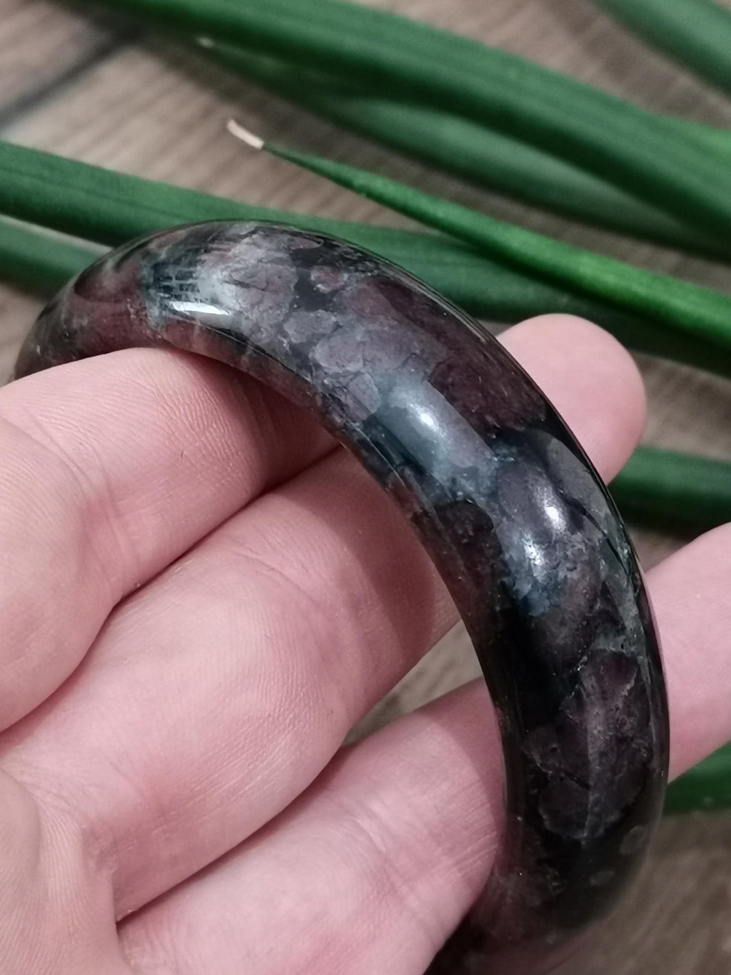 Almandin-Granat, Armreif mit 61 mm Durchmesser aus Naturstein für die Lithotherapie, geschliffene Mineralien