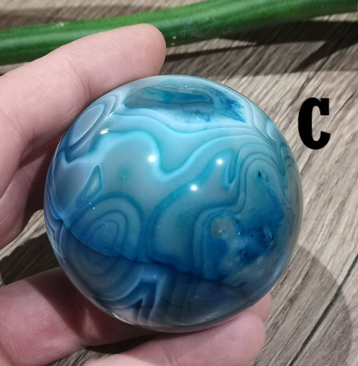 Achat Blau , Madagaskar  -- > Kugel nach WAHL , ideal für einen farbenfrohen Akzent in Ihrer Sammlung