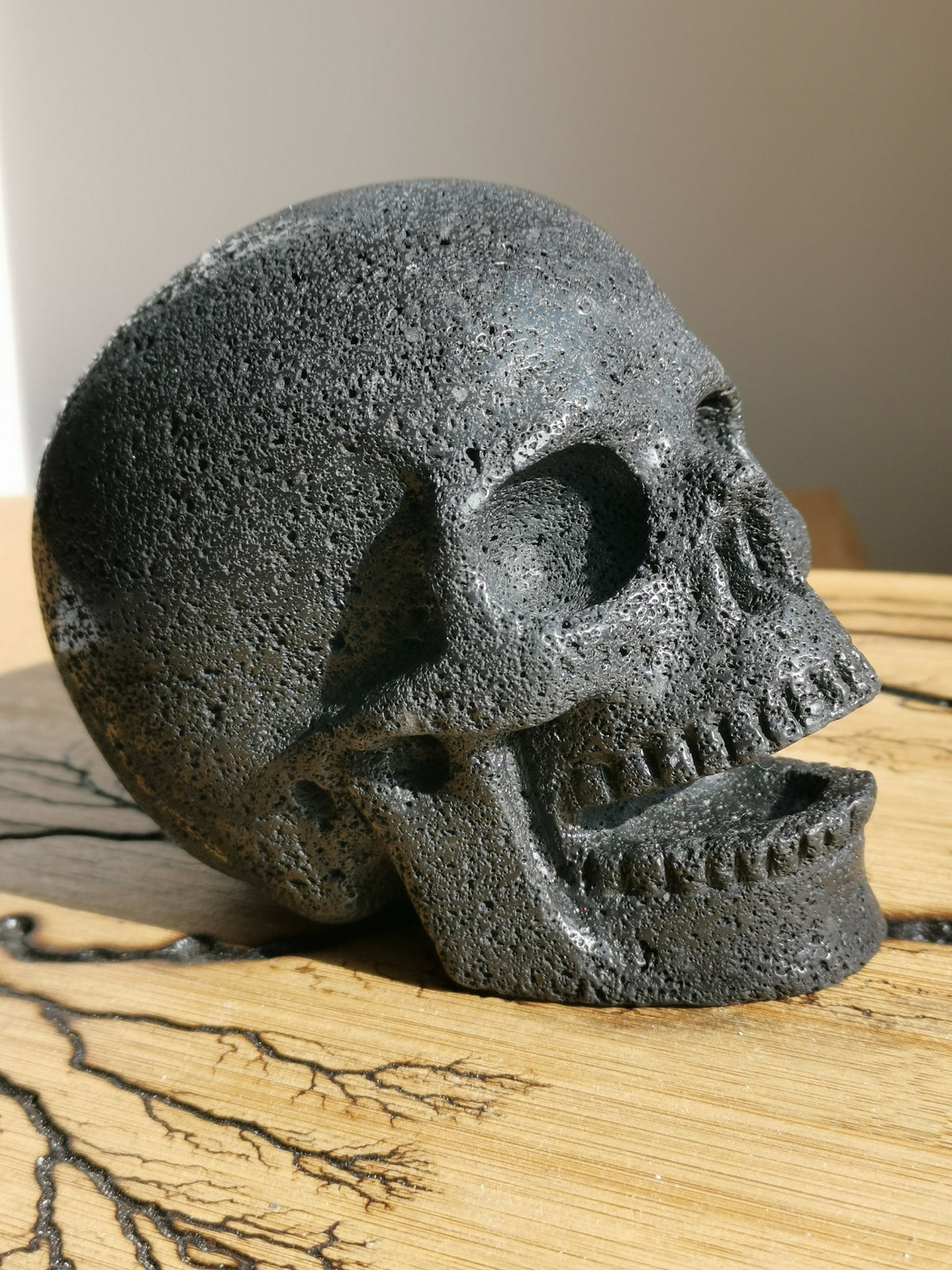 Teschio cantante / rumoroso in pietra lavica · Scultura in pietra naturale