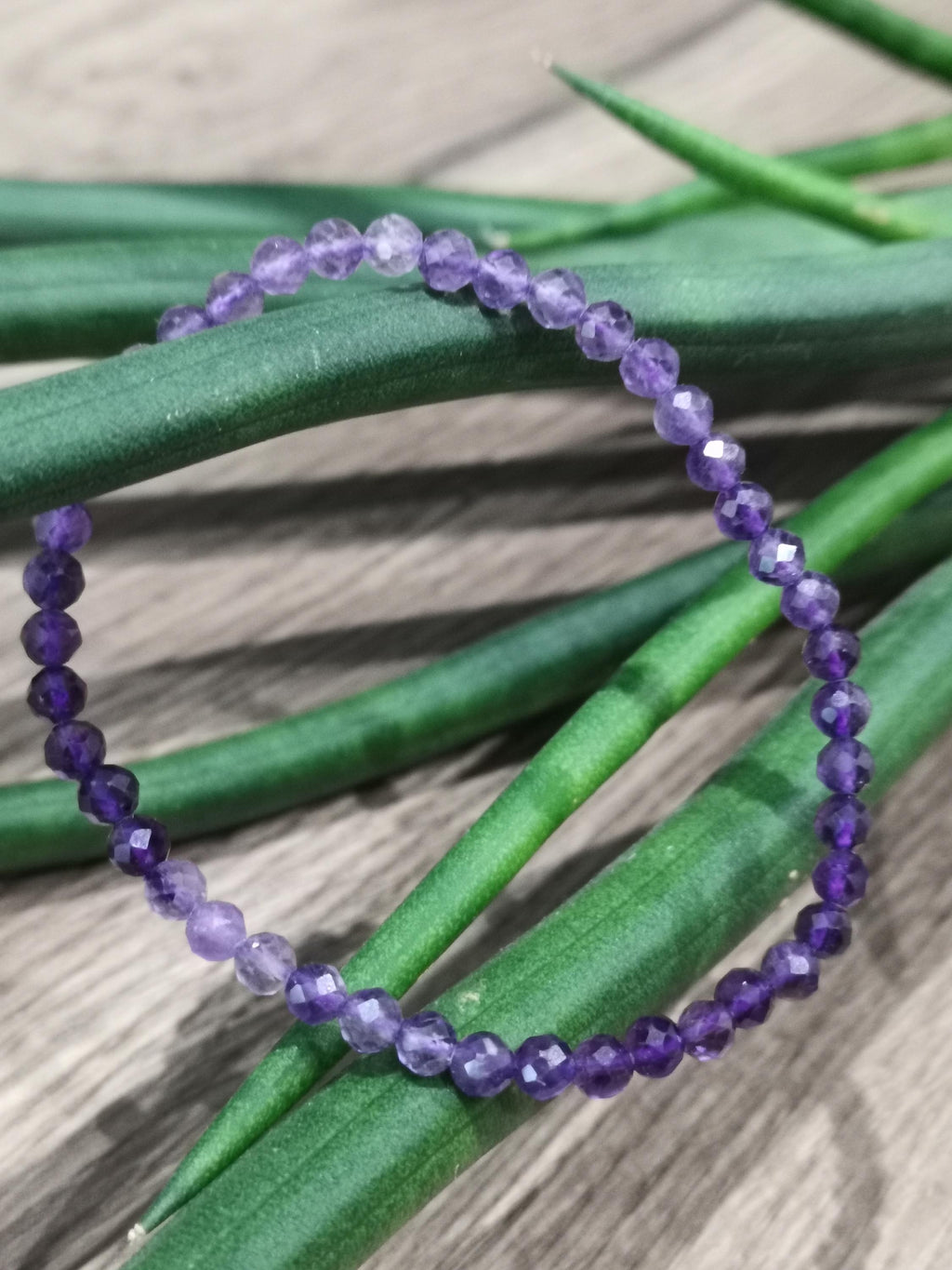 Amatista de Bolivia , Pulsera de perla redonda de 4 mm facetada / Top de litoterapia