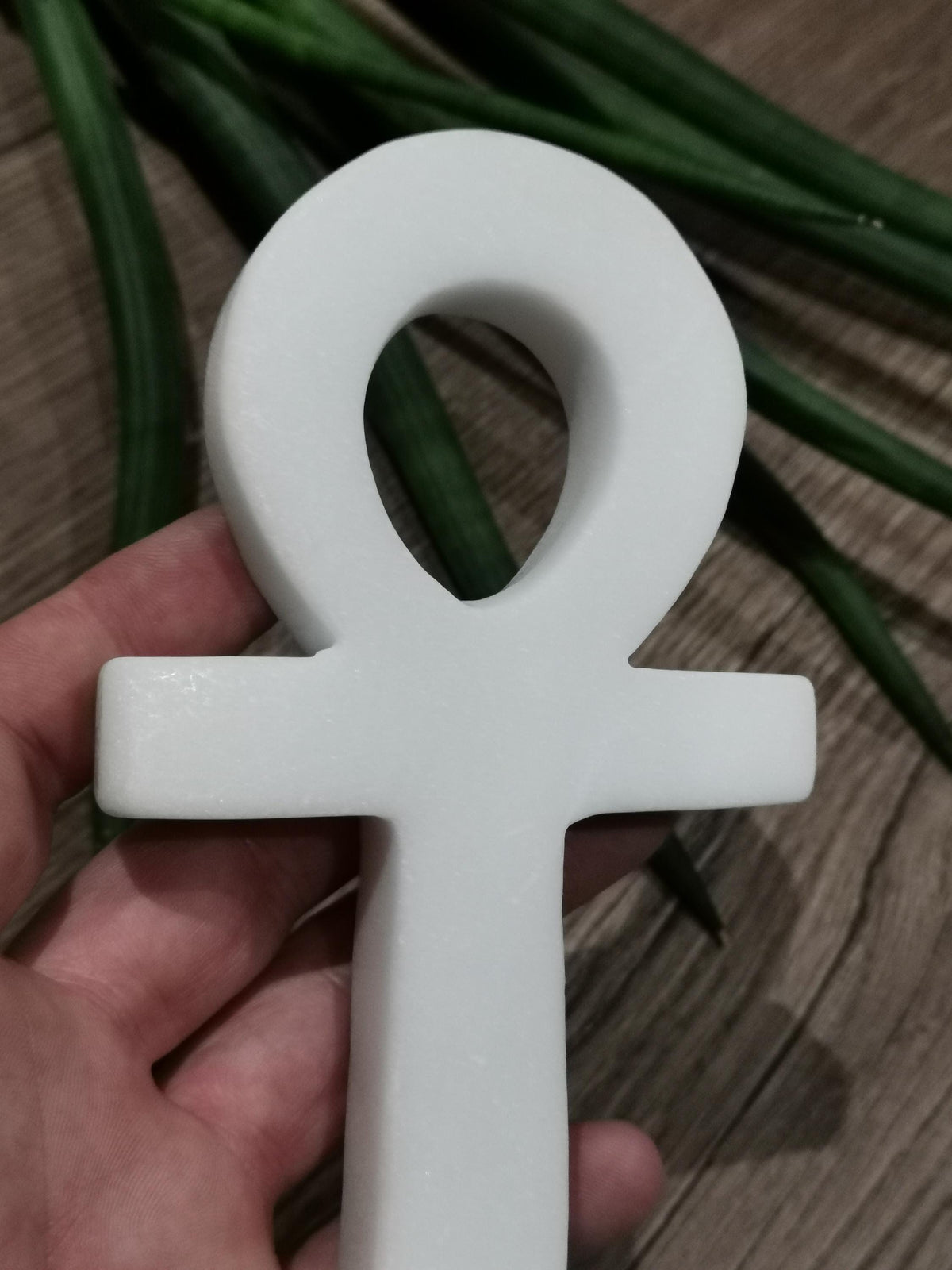 Croix Ankh en pierre naturelle – Améthyste, sodalite ou jade blanc