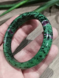 Robijnzoisit, stijve armband van natuursteen / diameter 61 mm / lithotherapie / cadeaus / verjaardag
