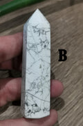 Howlite – Pointe obélisque en pierre naturelle au choix