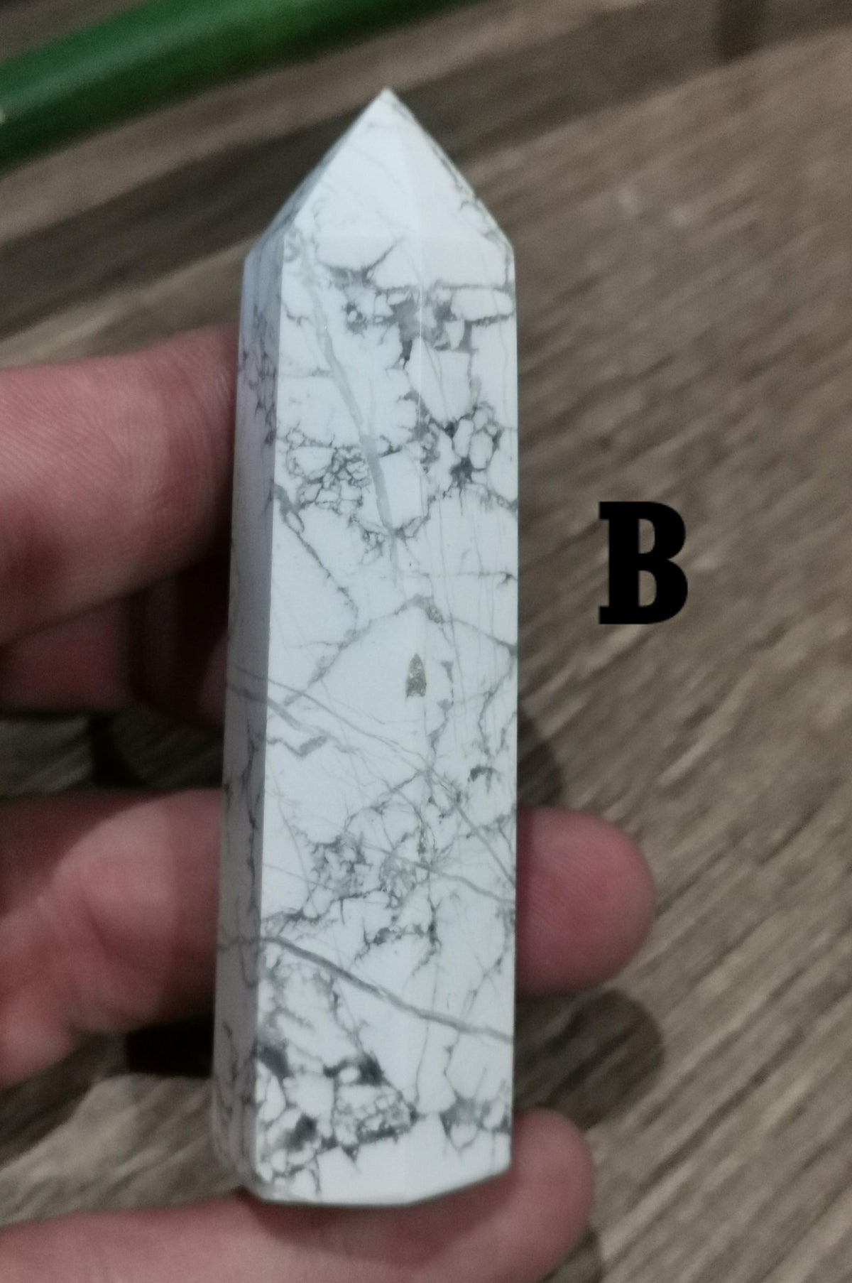 Howlit – Obeliskiowy czubek z kamienia naturalnego do wyboru