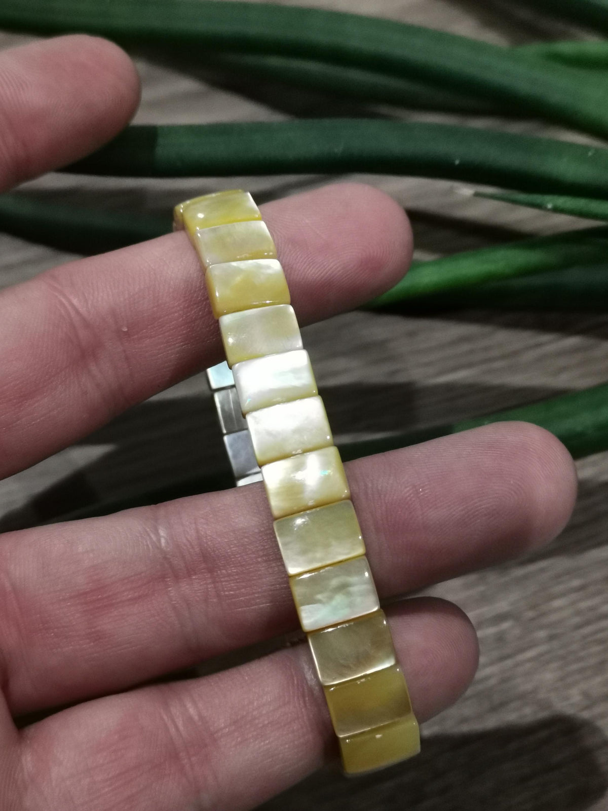Armband van Tahiti-schelp met gele glans · Rechthoekige kralen van 10 × 7 mm