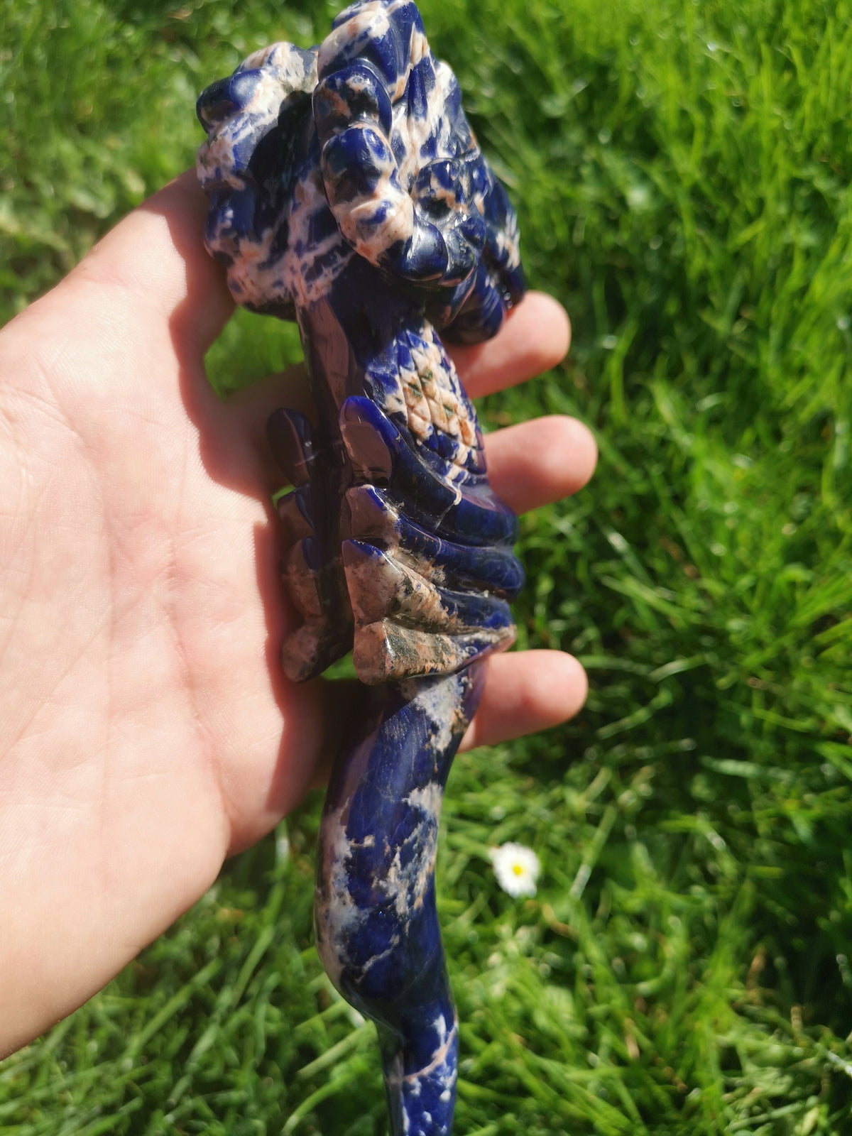 Dague en sodalite naturelle, lame sinueuse et tête de bouc, 20 cm