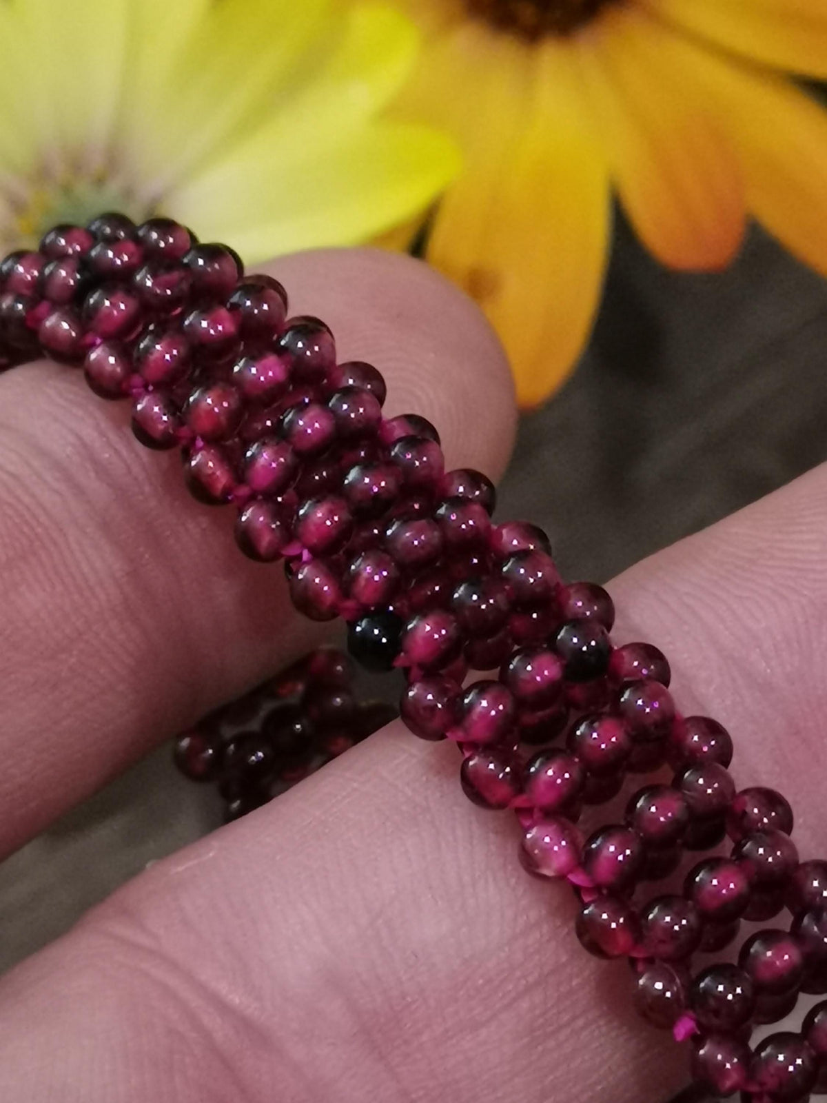 Granato birmano, colore rosso vino, bracciale con perle da 3 mm, stile macramé -> Molto originale
