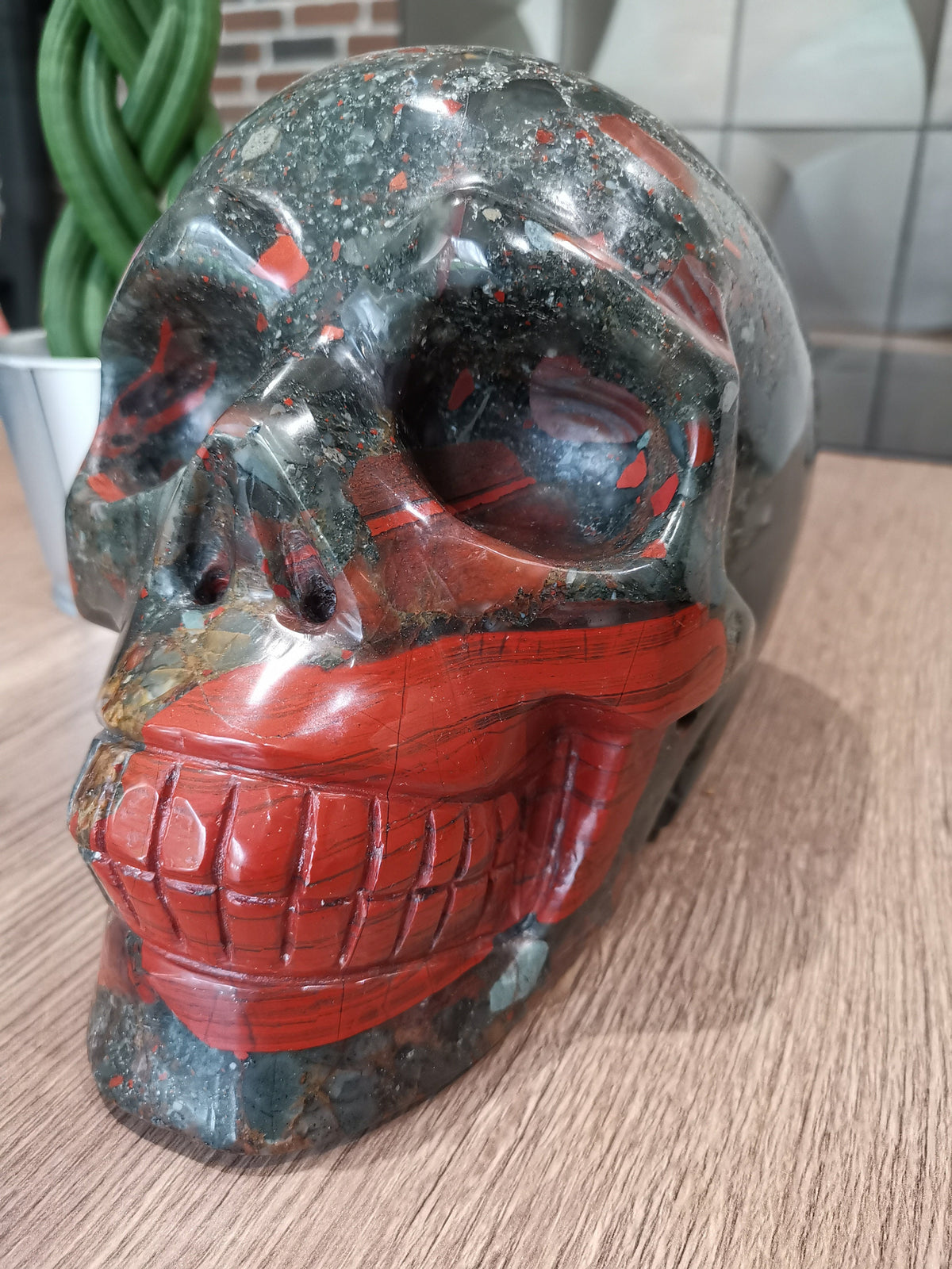 Teschio di Titano in diaspro ematico africano · 9,5 kg