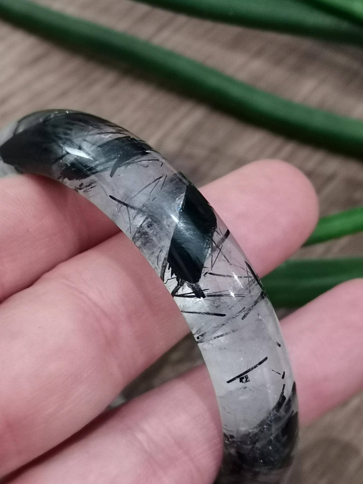 Klarer Quarz mit Turmalin-Einschluss, seltenes starres Armreif-Armband, aus einem einzigen Stück geschliffener Naturstein