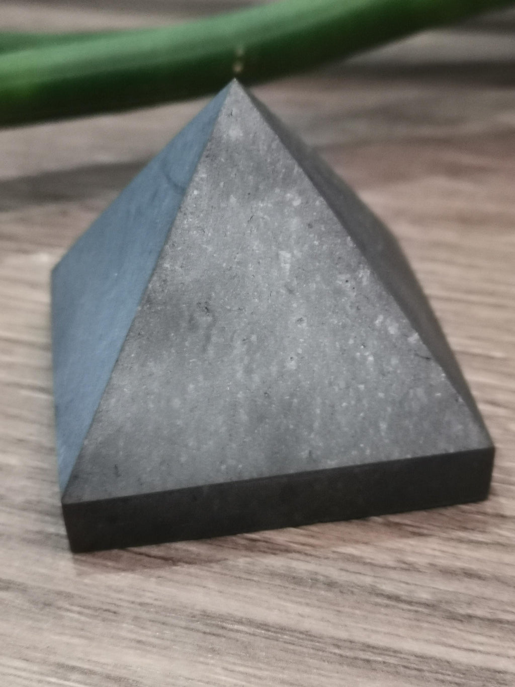 Schungit-Pyramide aus Russland – Auge der Vorsehung, 91 g
