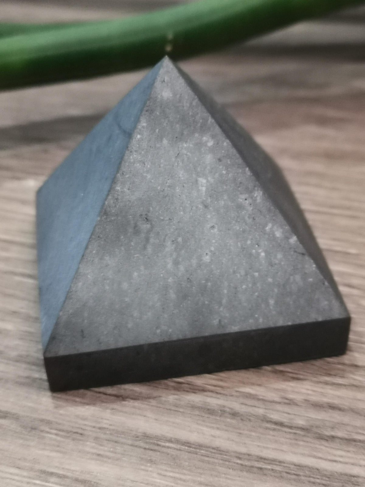 Schungit-Pyramide aus Russland – Auge der Vorsehung, 91 g