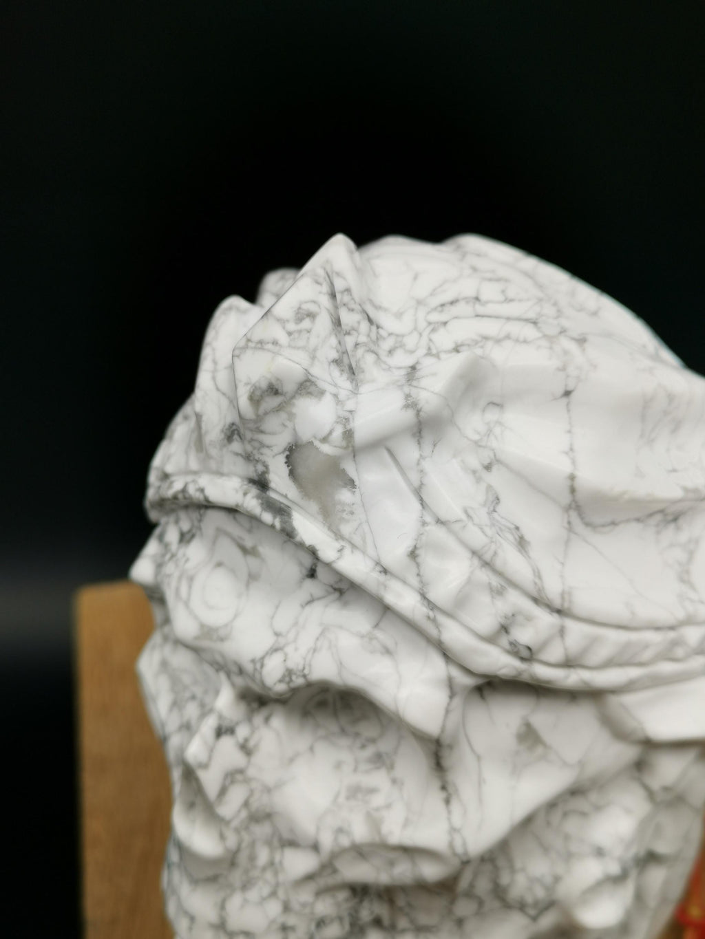 Howlite, scultura di teschio di mummia in pietra naturale scolpita
