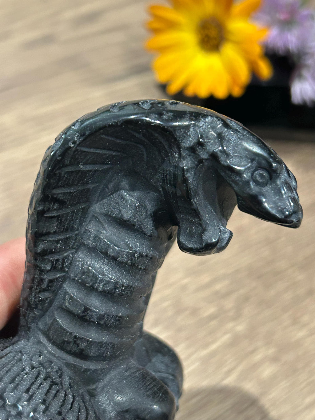 Slang van zwart obsidiaan / Sculptuur 500 gram op natuursteen